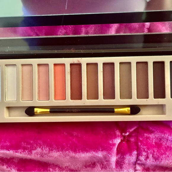 Makeup Bundle NIB - Picture 3 of 10